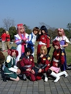 「ガンダムSEED ディスティニー」のコスプレをする8人組