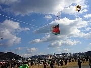 空に舞い上がった24畳分の大凧－姫路で「全国凧あげ祭り」