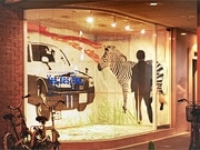 繁華街の街頭ギャラリー3カ所で現役高校生アーティストが個展