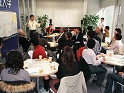 広島市役所屋上で「サイエンスカフェ」－科学者と気軽に対話
