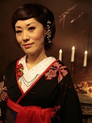 着物姿の倉橋ヨエコさんがピアノライブ－そぞろ歩き企画も