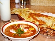 広島にインドカレー・レストラン－30センチ超のナンをウリに