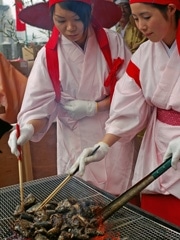 節分にイワシ千匹を焼く「焼嗅がし」神事－赤鬼や貧乏神も登場