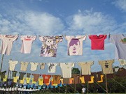 広島の河川敷を「青空美術館」に－Tシャツ200枚を野外展示