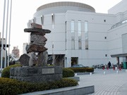 広島市内に石像｢イヌクシュク｣－冬季五輪古式ロゴとほぼ同じデザイン