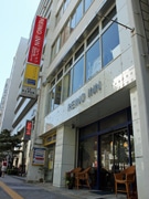 リノベーションで自社ビルを「ホステル」に－広島の画材店が新業態
