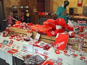 広島カープが新商品発表－「球場に栄える」新色ユニホームも