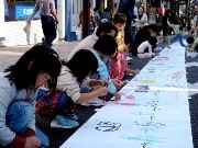 神楽坂で「坂にお絵描き」－700メートルのロール紙に絵を描く