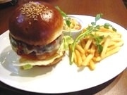 荒木町の高級バーガー店、滑り出し好調－100％国産牛を使用