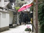 着物姿の100人が神楽坂を練り歩き－イベントで街の魅力を体験