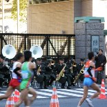 陸上自衛隊、防衛省前で「東京マラソン」ランナーを応援演奏