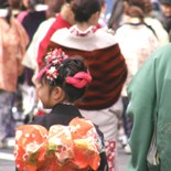 「神楽坂」がさらにあでやかに－老若男女が「着物姿」で練り歩く