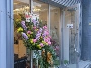 「誕生日」周辺ビジネスに特化－ネットとカフェで相乗効果目指す