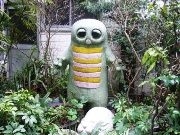 神楽坂の住宅街にムック作の「ガチャピン」像－子どもたちに人気