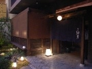 火災焼失の神楽坂「紺屋」が復活－毎夜、三味線の生演奏も