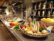 四谷三丁目に炉端焼の新店「喜怒哀楽」－カウンターに食材並べ調理