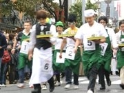 神楽坂300メートルを使用し、「ギャルソン」レース開催