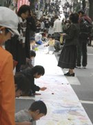 神楽坂700メートルがキャンバスに－恒例の「坂にお絵描き」