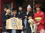 子犬5匹が神社でDVDヒット祈願－アニマル浜口さんの気合注入も