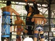 靖国神社で奉納プロレス－大仁田厚さんや「あいのり」レスラーも参戦