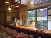 神楽坂に一軒家改装の日本料理店－地階にシャンパン・バーも