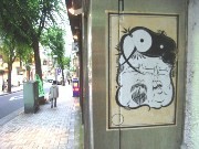 東京各所で見られる「力士シール」の謎－神楽坂にも20カ所以上