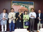 新宿区長に「神楽坂ビール」贈呈－ラベルモチーフの秘話も披露