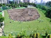 外濠公園のグラウンド、40％を芝生化－風力・太陽光発電で公園灯も
