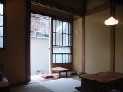 神楽坂の「日本茶カフェ」が移転－住宅地の築50年の一軒家に
