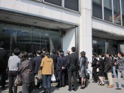 注目の五輪女子フィギュア、市ケ谷「アクオスギャラリー」前に人だかり