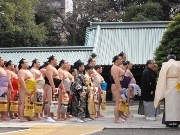 靖国神社の奉納大相撲に観客6,000人－白鵬、把瑠都ら登場