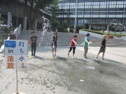 法政大、市ヶ谷キャンパスで「打ち水」企画－学生主体で実施