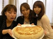 神楽坂のジャンボ餃子に女性3人がチャレンジ－16分台で完食