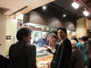 四谷荒木町の人気居酒屋、予約不要の「立ち飲み」に－募金活動も