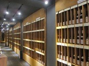 神楽坂にフランス・カリフォルニアワインの専門店－店内にバー併設