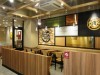 ガーデニングをイメージした木目調の店内