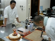 「全国洋菓子技術コンテスト大会」に向け、深夜までケーキ作り