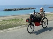 木製「リカンベント」自転車を自作－寝そべりながら志摩の道を走行