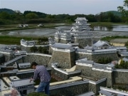 伊勢志摩地方にも田植えシーズン到来－「ミニ姫路城」周辺も様変わり