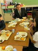 志摩新市長、子どもたちと地場産物利用の学校給食－食育推進で