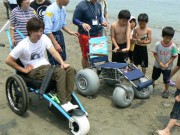 伊勢志摩のバリアを取り除く－砂浜・水際を走行可能な車いす導入