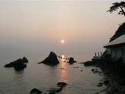 夏至に起こる年に一度の奇跡－朝日と富士山と二見夫婦岩が一直線上に結ばれる