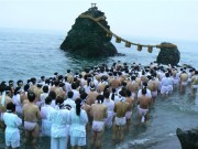 夏至の早朝にフンドシ・白衣姿の男女250人、二見夫婦岩の海で禊