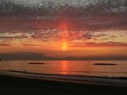 真夏の朝に珍しい自然現象「サンピラー（太陽柱）」か？－志摩の海から垂直に
