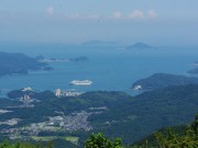 鳥羽で2番目に大きい宿泊施設よりも大きな豪華客船「飛鳥II」、鳥羽港に