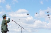 ヘリコプターファンにはたまらない明野「航空祭」、自衛隊ヘリ間近で