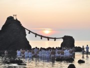 夏至の日に朝日と富士と夫婦岩「必ず復興できる」－伊勢二見興玉神社で