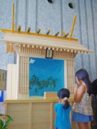 ヒノキ使った神社の形の水槽、上向きに泳ぐ魚を展示－志摩マリンランドで