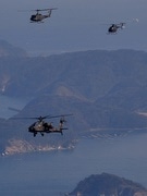 自衛隊ヘリコプター、伊勢上空を年頭編隊飛行－被災地で活躍した操縦士らも