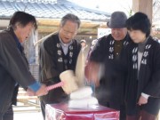 餅が宙を舞う「鏡開き」－伊勢・おかげ横丁で300人にぜんざい振る舞う